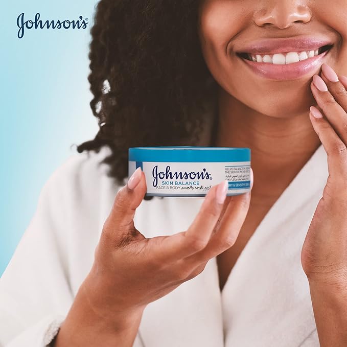 Johnson's 3 In 1 Cleansing Wipes 25's