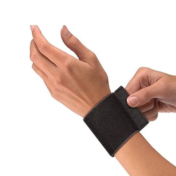 Mueller Elastic Wrist Support With Loop Black
